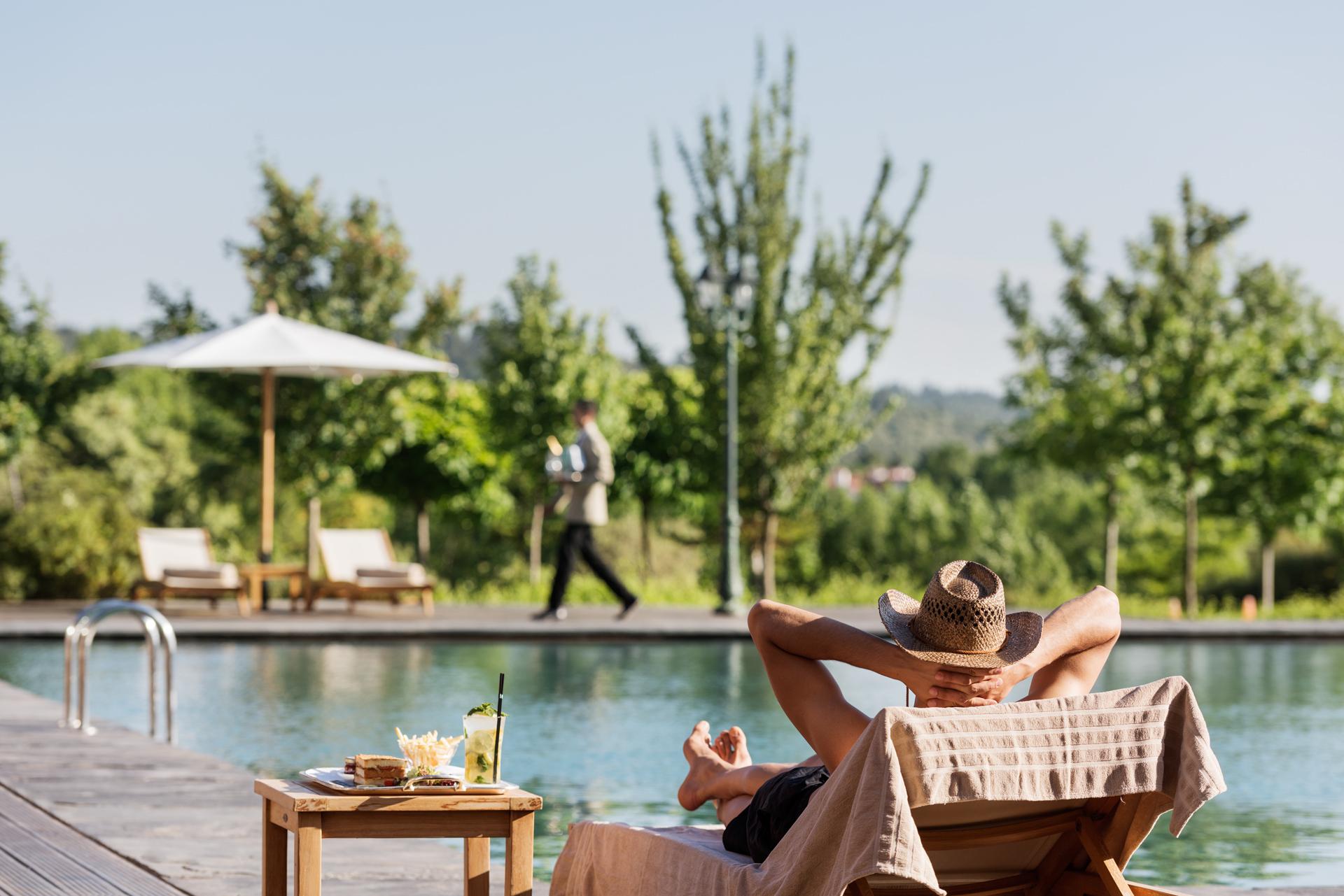 Michlifen Resort & Golf Ifrane  Esterno foto A man relaxing by a pool