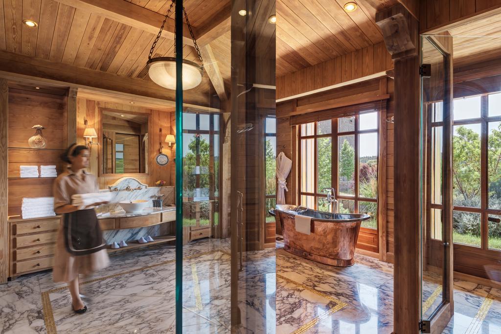 Michlifen Resort & Golf Ifrane  Esterno foto A bathroom at The Lodge at Blue Sky